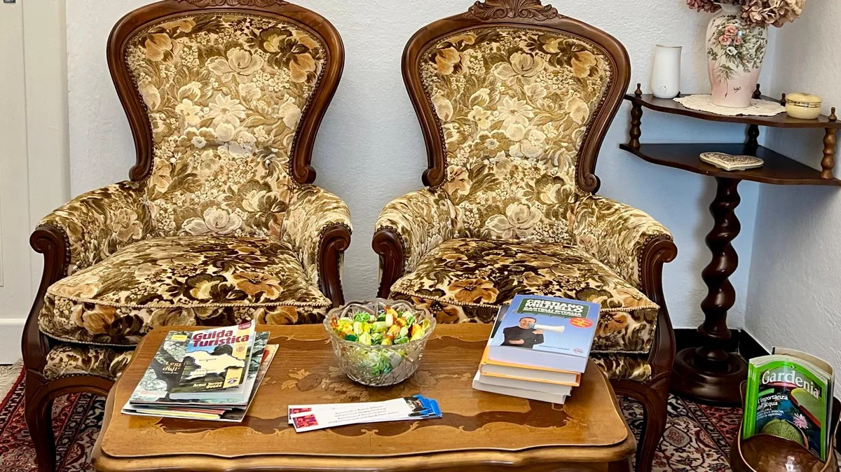 L'angolo lettura con biblioteca dell'appartamento Ma'Già