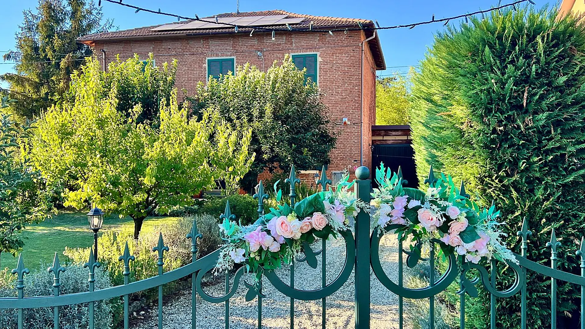 Il cancello d'ingresso dell'appartamento Ma'Già a Fresonara